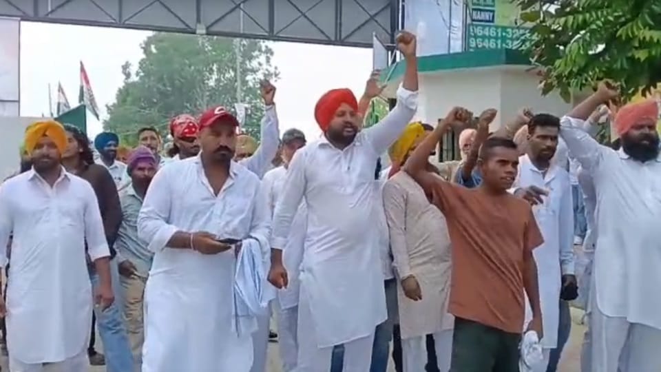 Uproar at Punjab Congress meeting in moga supporters of former CM Channi ejected
