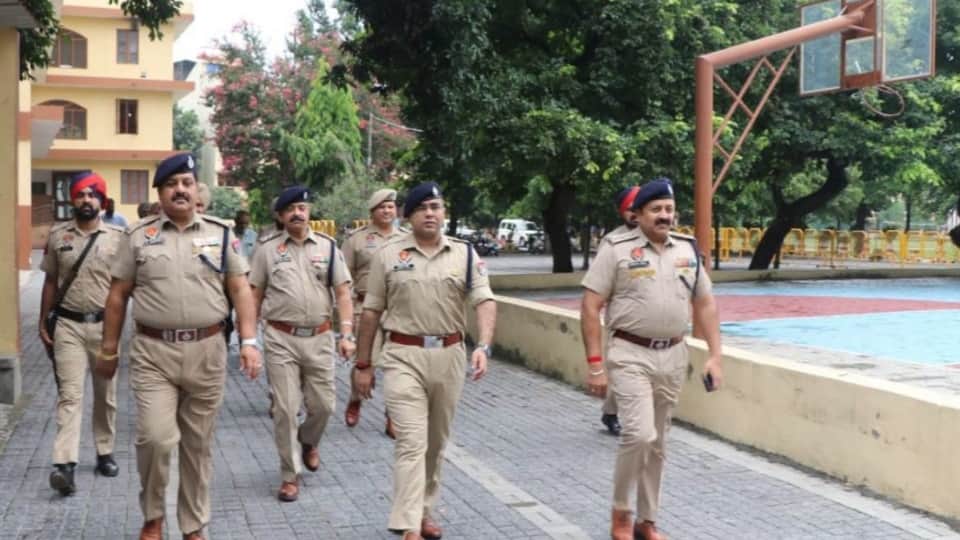 स्कूल में जांच के लिए पहुंचे एसएसपी आदित्य।