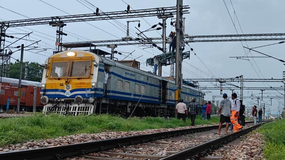 Rail traffic halted for two hours due to snapping of OHE earthing wire