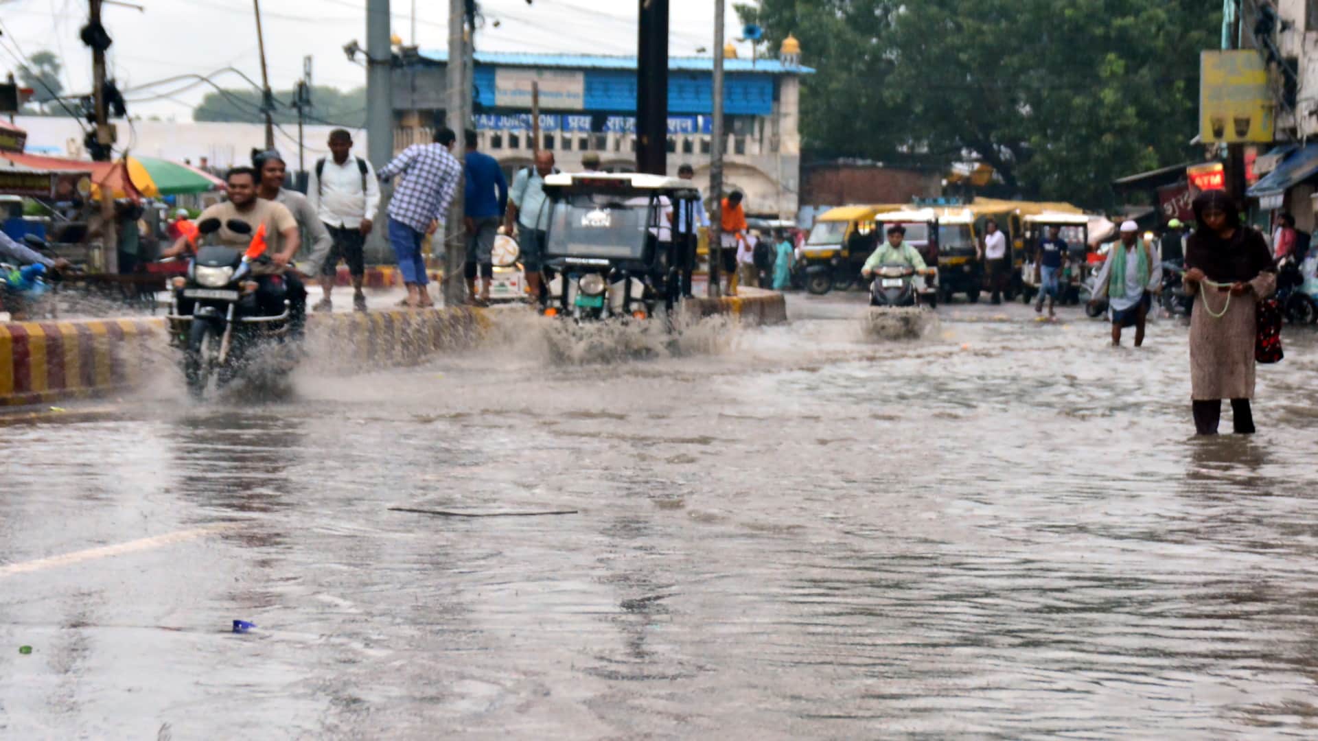 Prayagraj News: Heavy rainfall brings relief from the heat but causes the nuisance of mud and waterlogging.