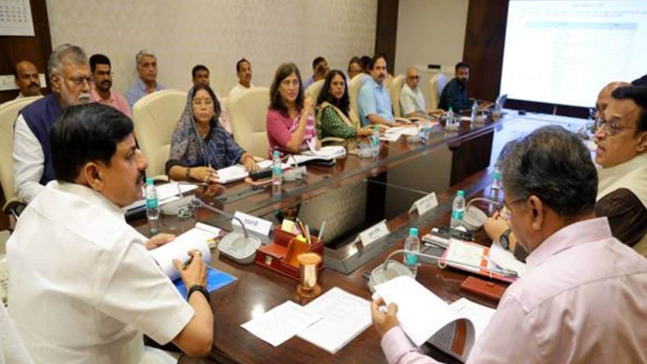 सीएम मोहन यादव पंचायत एवं ग्रामीण विकास की बैठक लेते हुए