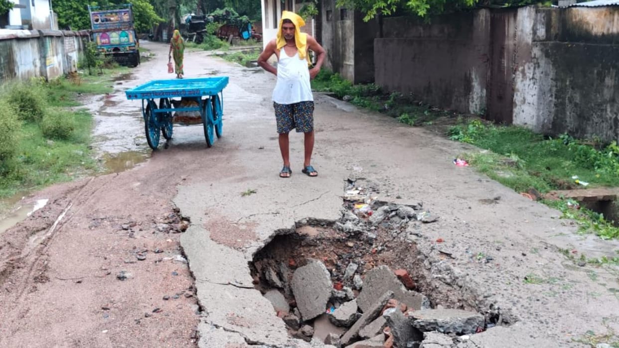 Jhansi: Road caves in due to pipeline leakage; deep pothole forms in the middle of the road