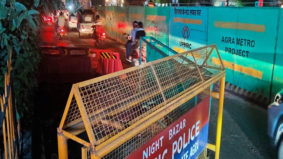 Agra: 20-Foot-Deep Sinkhole Opens Near Hariparvat, Traffic Diverted; Heavy Vehicles Restricted