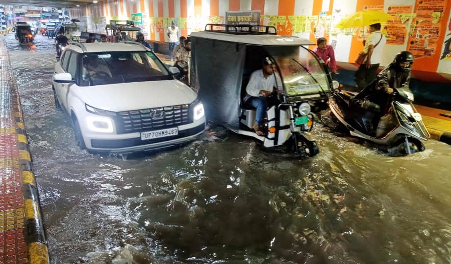 Prayagraj News: Heavy rainfall brings relief from the heat but causes the nuisance of mud and waterlogging.