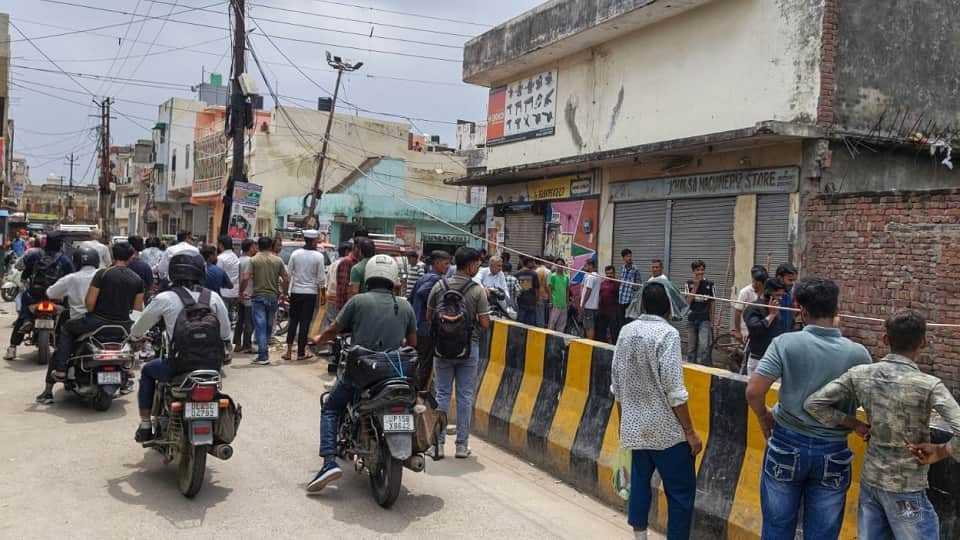 शव फेंके जाने के बाद लगी भीड़।
