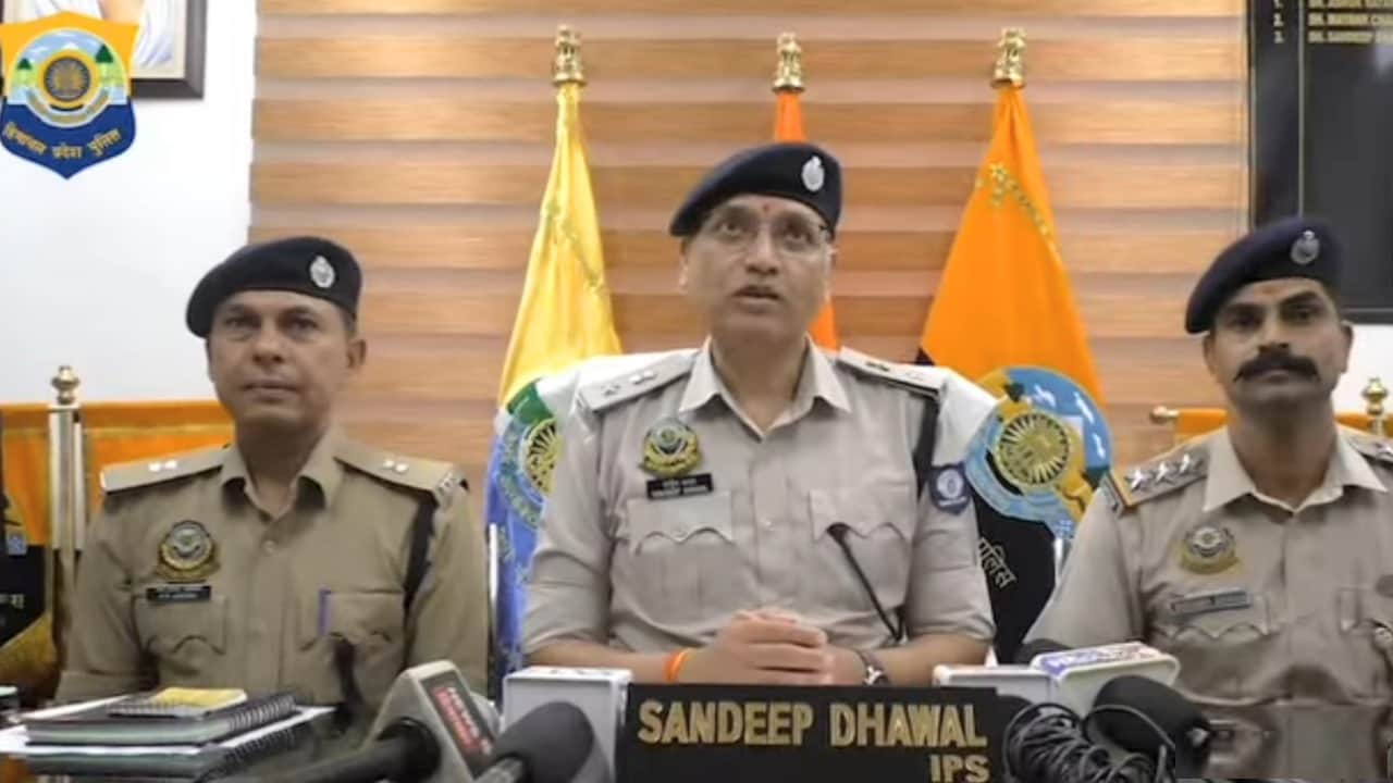 पत्रकार वार्ता के दौरान एसपी देहरा संदीप धवल व अन्य अधिकारी।