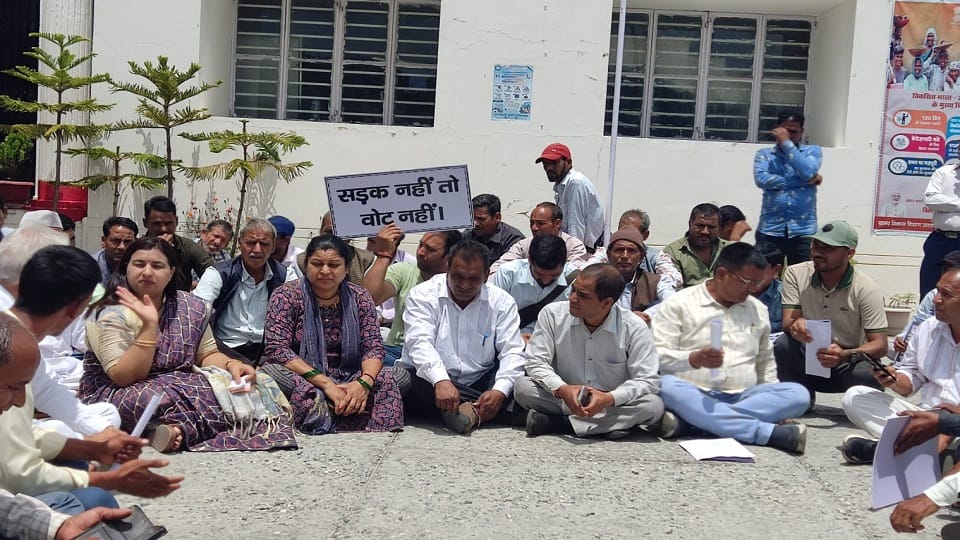 टिहरी कलेक्ट्रेट में सड़क मांग को लेकर प्रदर्शन