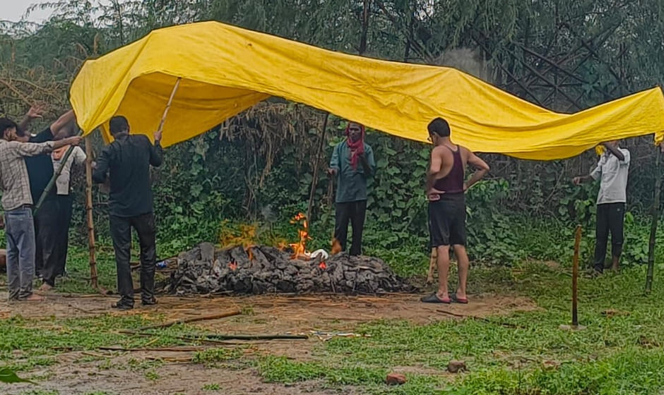 हृदयविदारक: बारिश में तिरपाल तानकर हुआ अंतिम संस्कार, दो मासूमों के सिर से उठा पिता का साया Funeral held under a makeshift tarpaulin amidst rain; two young children lose their father