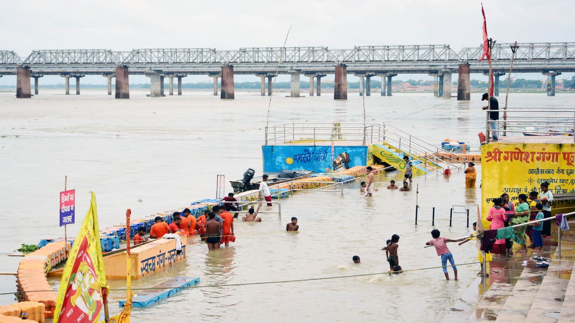 Prayagraj News: Heavy rainfall brings relief from the heat but causes the nuisance of mud and waterlogging.