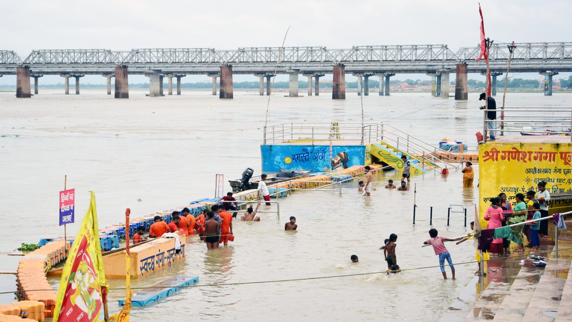 Prayagraj News: Heavy rainfall brings relief from the heat but causes the nuisance of mud and waterlogging.