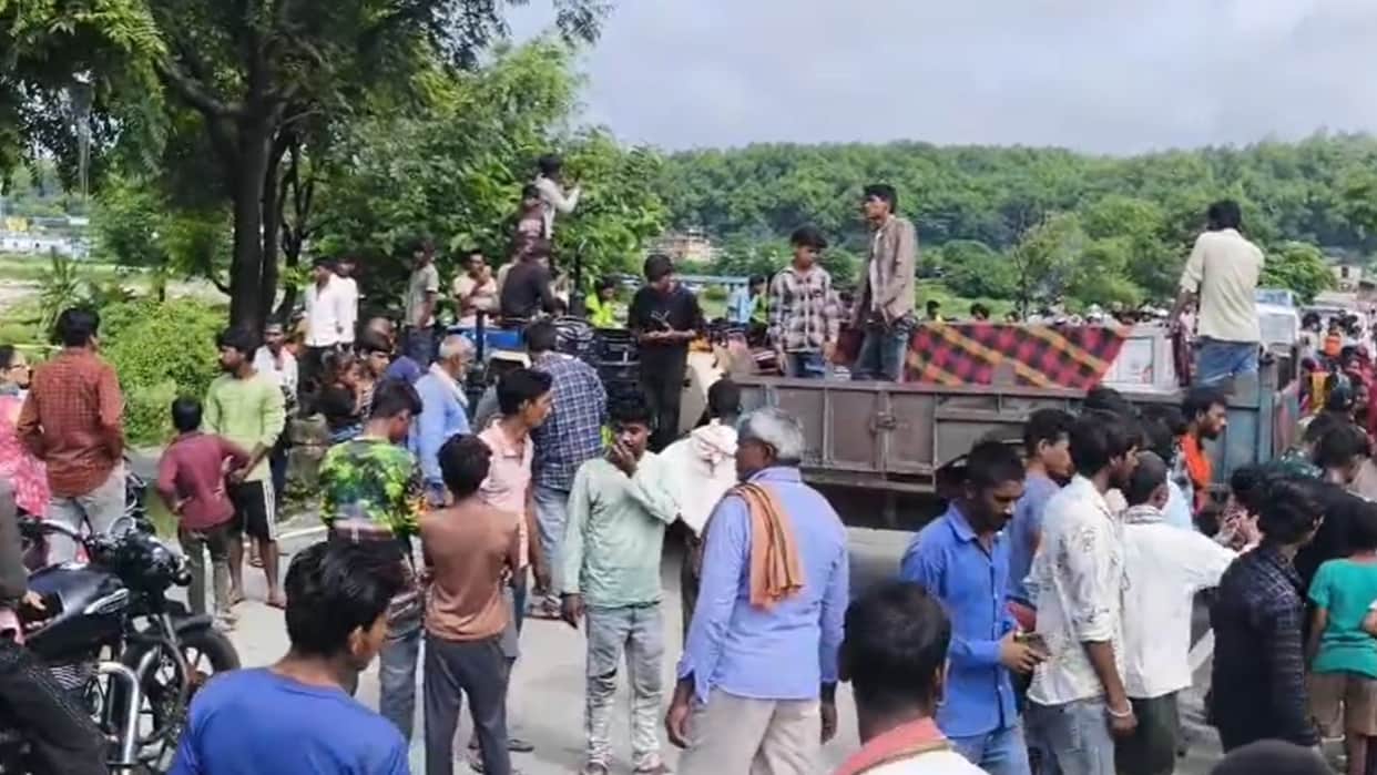 Vikasnagar Bhauwala Illegal Mining Tractor Driver Dies Family Protests Dehradun Uttarakhand news
