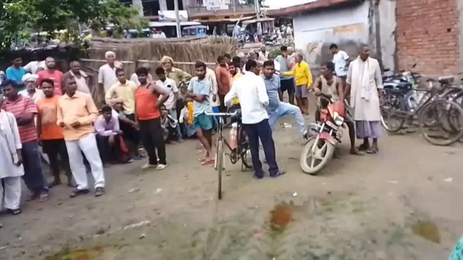 यूरिया के लिए घंटों इंतजार के बाद किसानों का हंगामा।