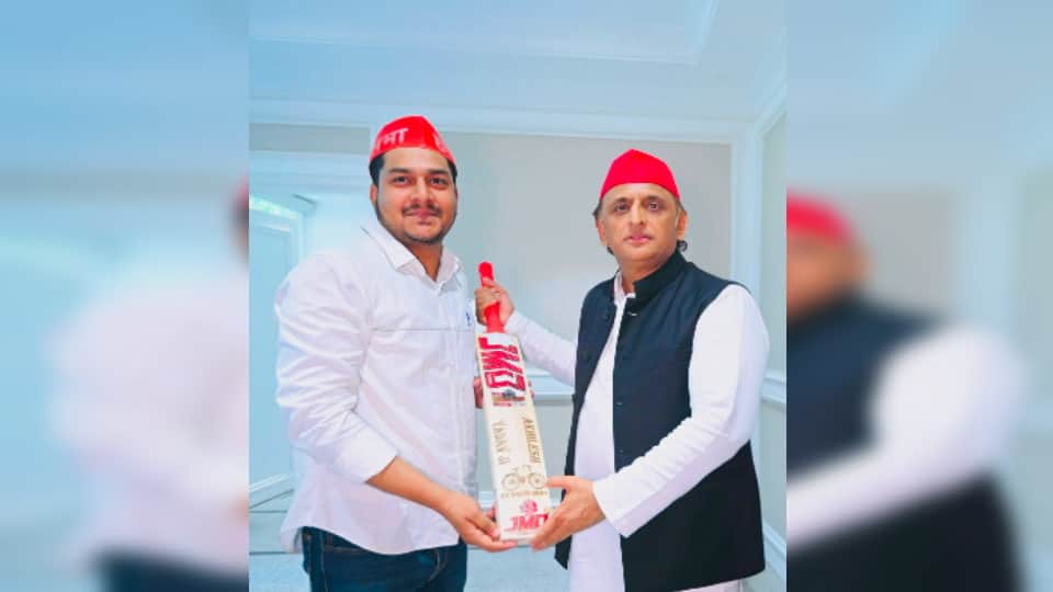 Meerut SP Student Wing Leader Havin Khan Meets Akhilesh Yadav, Presents Special Cricket Bat