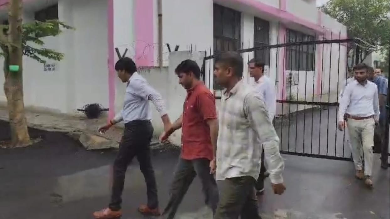 कोसली में विजिलेंस की कार्रवाई:4 हजार रिश्वत लेते पटवारी गिरफ्तार, राजस्व रिकॉर्ड ठीक करने के लिए मांगे रुपये - Major Vigilance Crackdown In Kosli: Patwari ...