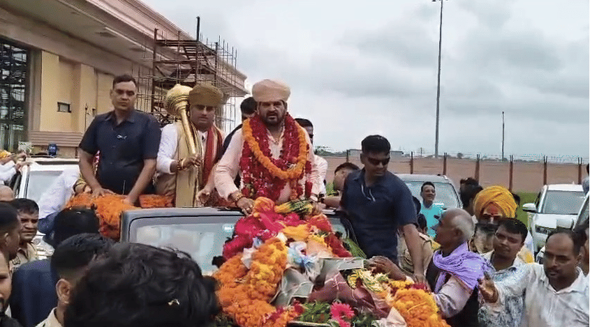 UP: Brijbhushan Sharan Singh reaches Ayodhya after being acquitted by the court.