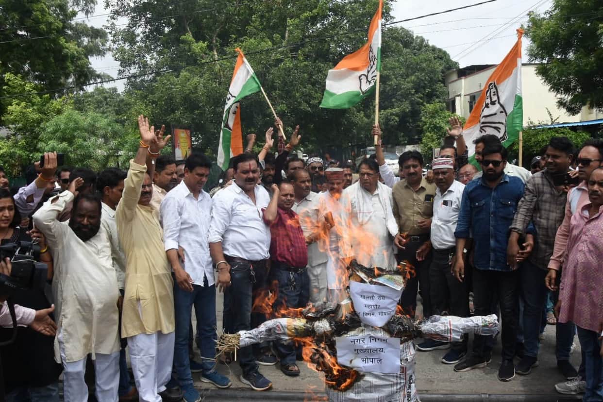 Intensifying politics over sealing: Congress lays siege to the municipal headquarters; Bhopal Municipal Corpor
