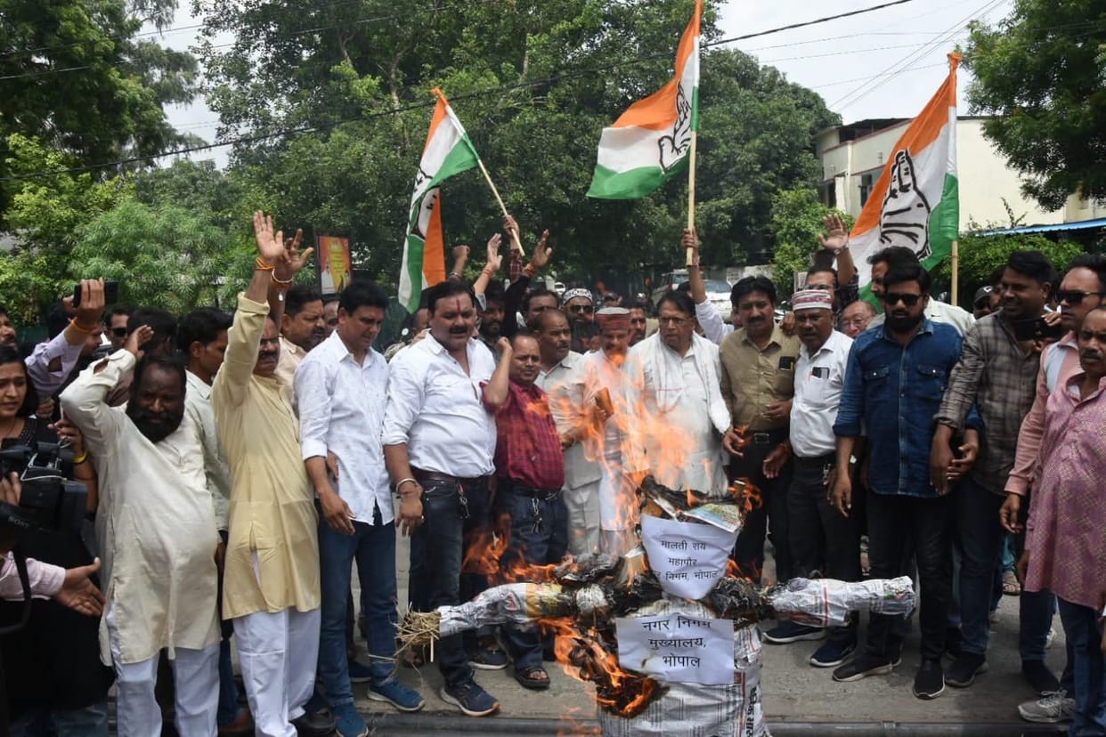 Intensifying politics over sealing: Congress lays siege to the municipal headquarters; Bhopal Municipal Corpor