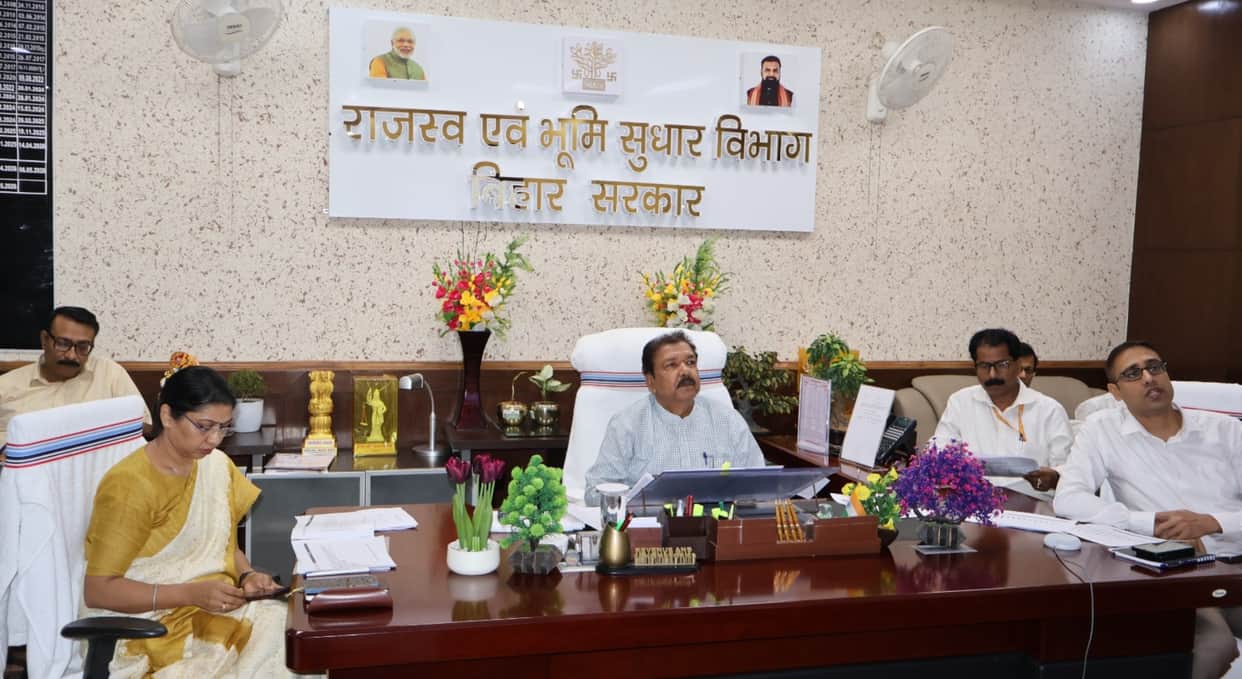 bihar revenue minister dilip kumar jaiswal online mutation pending cases basera 2 rcms review meeting