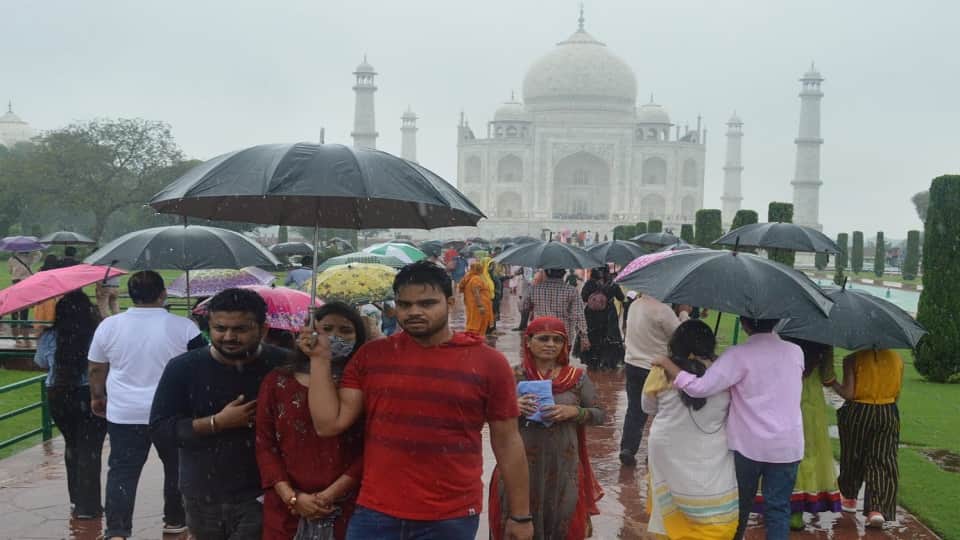 Rain enhances beauty of Taj Mahal