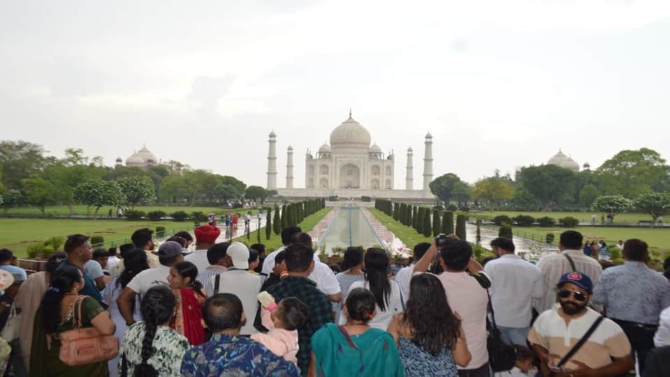Rain enhances beauty of Taj Mahal