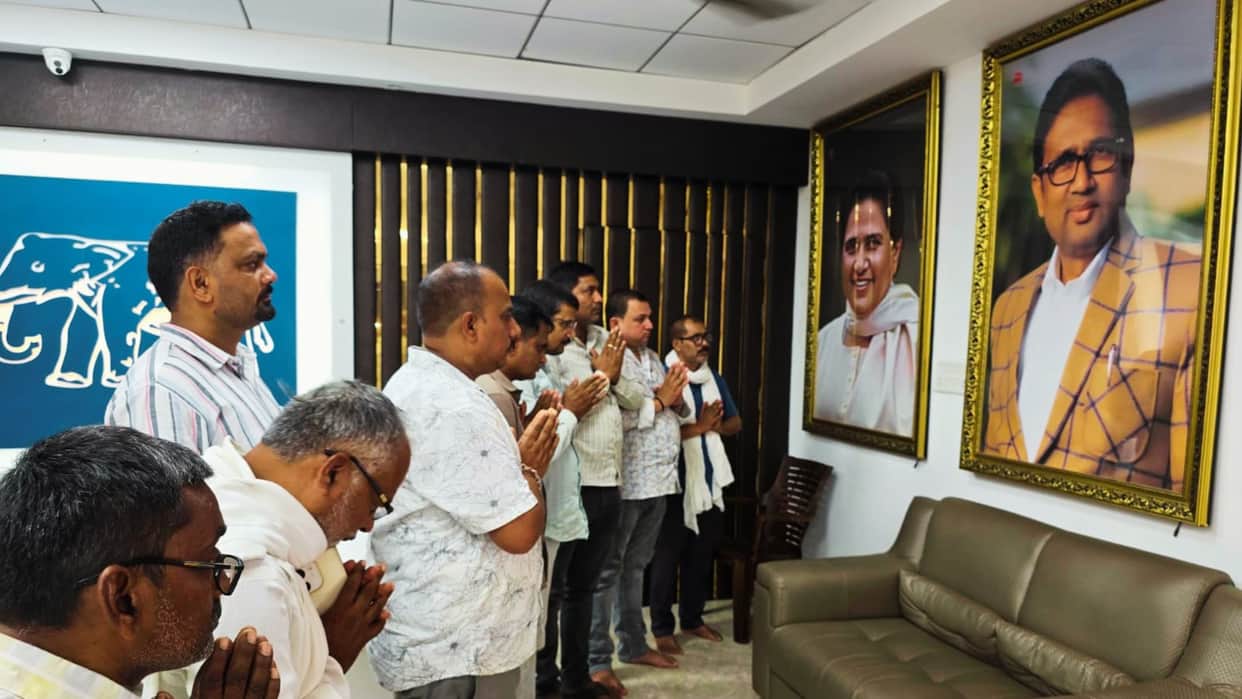 Uma Shankar Singh BSP Leader Death News Crowd gathers at Khanwar residence to pay last respects in ballia