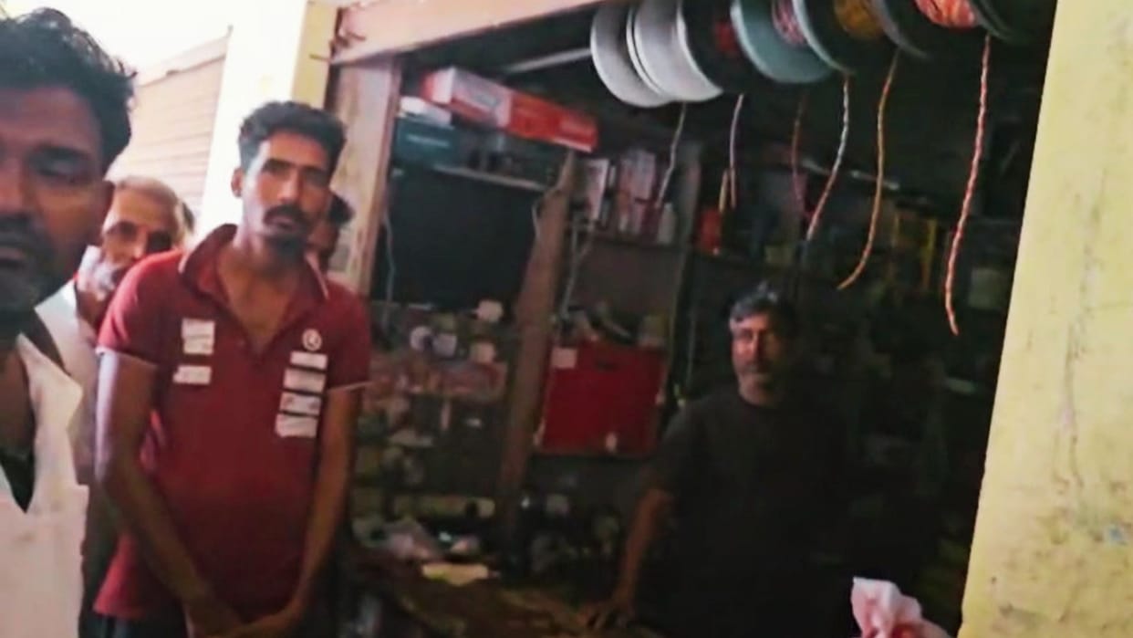 Shop lock cut and goods worth 4 lakh stolen villagers caught three thieves 10 hours later in mau