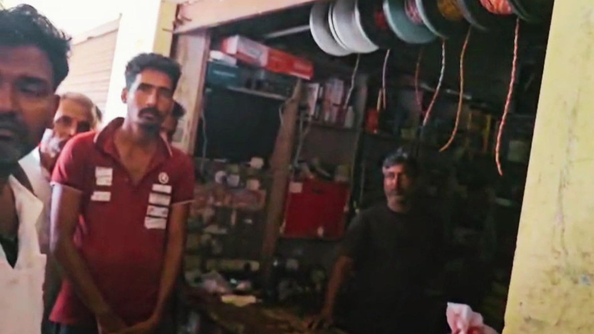 चोरी के बाद दुकान के बाहर भीड़।