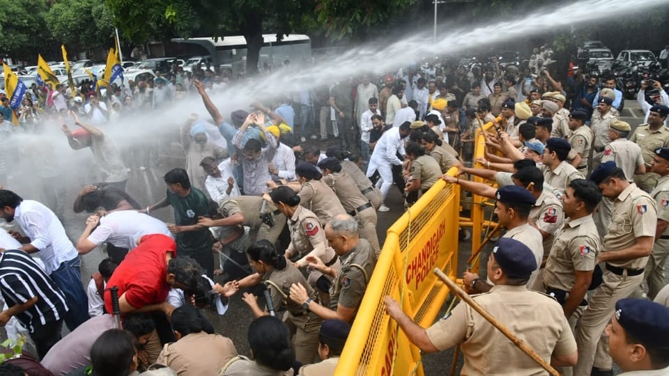 Chandigarh:227 करोड़ के टेबल एजेंडे पर भड़की आप, लोकभवन कूच का प्रयास; पुलिस ने बैरिकेड लगाकर चलाई वाटर कैनन - Chandigarh Aap Outraged Over ₹227-crore Tabled Agenda Attempts ...