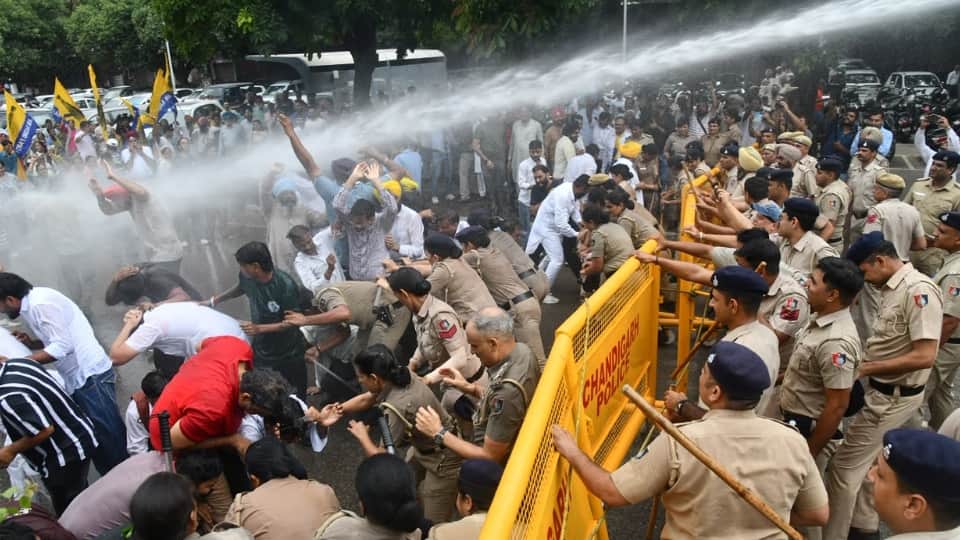 Chandigarh AAP outraged over ₹227-crore tabled agenda attempts march to Lok Bhawan