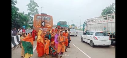 Pilgrims Stage Protest After Bus Challan, Traffic Disrupted on Highway