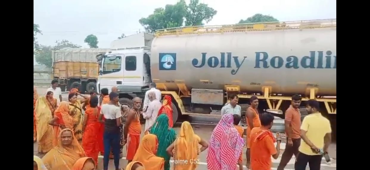 Pilgrims Stage Protest After Bus Challan, Traffic Disrupted on Highway