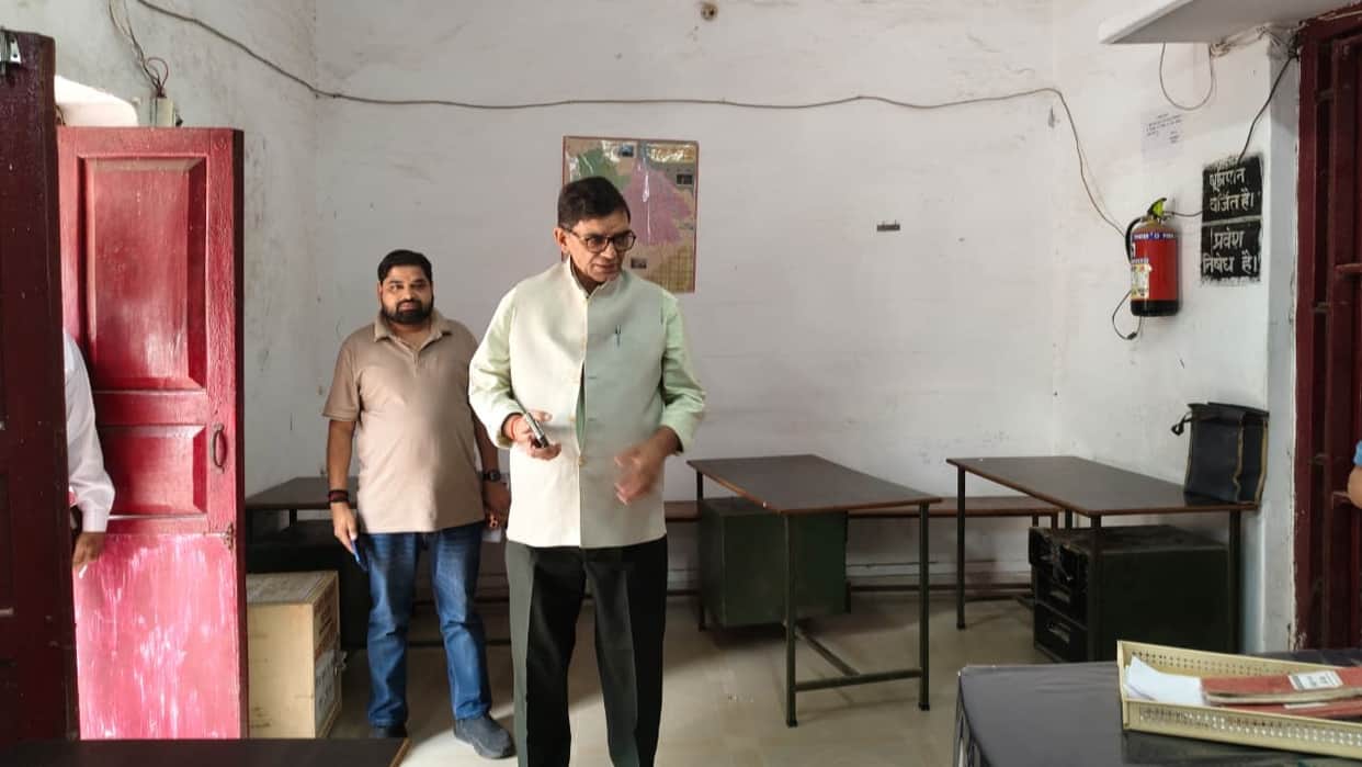 DM conducts surprise inspection officers and staff exposed in pilibhit