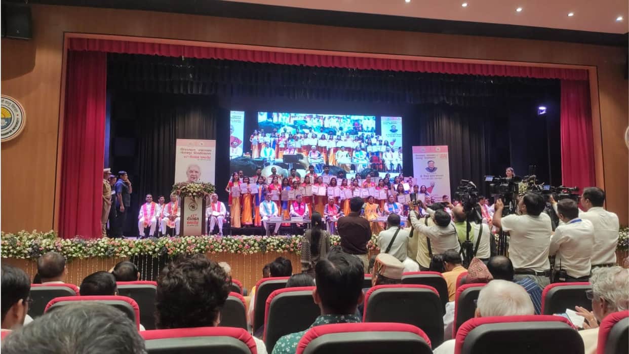 85 students received gold medals at the DDU convocation ceremony news in hindi