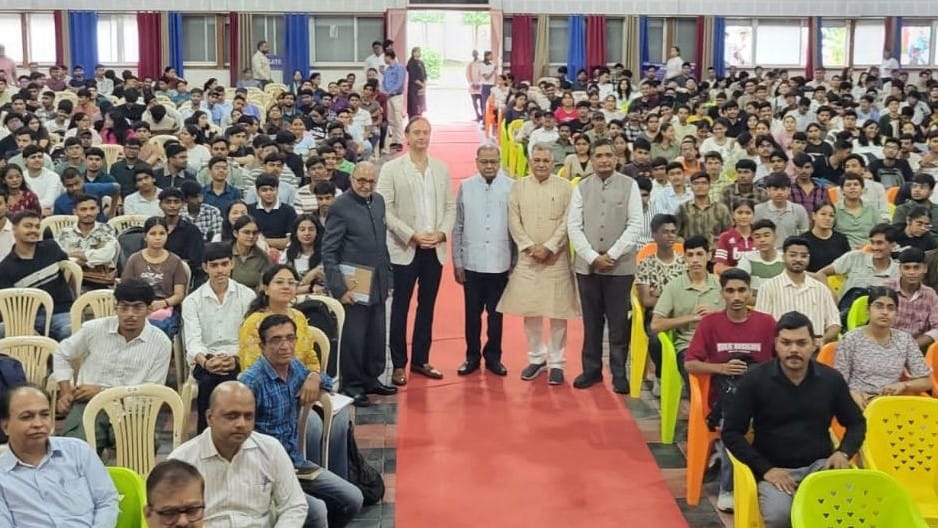 Indore: इंजीनियरिंग के छात्रों से मिले यशवंतराव होल्कर, अहिल्याबाई के समय हुए नवाचारों के रोचक किस्से सुनाए