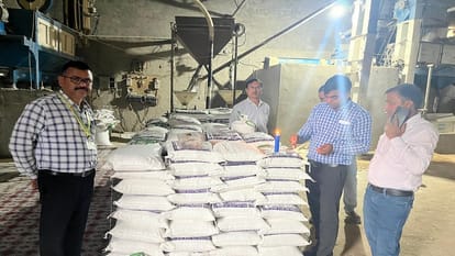 इरादत नगर स्थित श्याम भोग एंटरप्राइजेज में आटा सील करते हुए खाद्य विभाग की टीम।