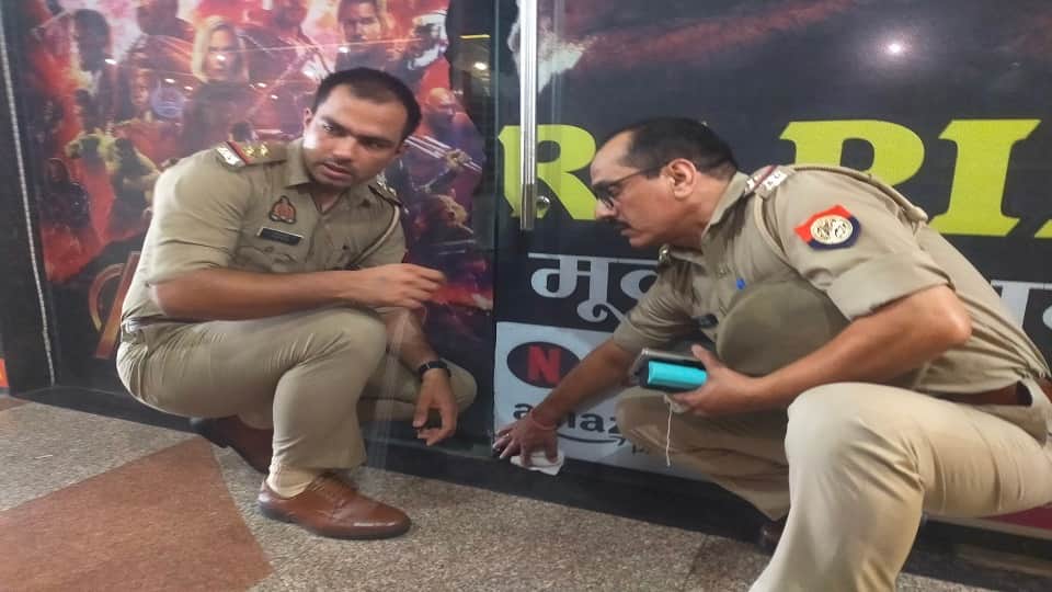 Police found Eleven couples in objectionable condition in Cafe Raid in agra