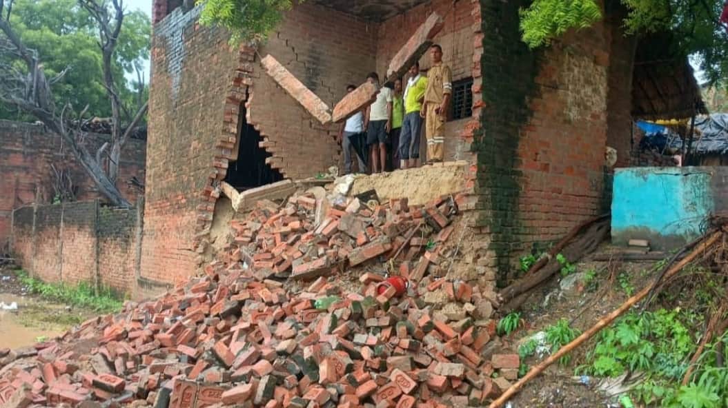 Etawah Walls of two houses collapsed due to heavy rain three girls were injured after trapped under debris