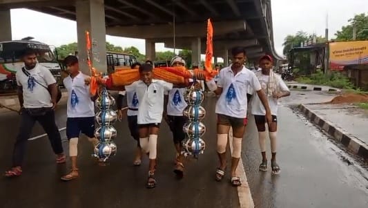 Kanpur 17 devotees to walk 130 km carrying 72 liters of Ganga water to perform Jalabhishek at Devkali Dham