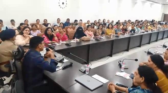 शक्ति संवाद कार्यक्रम में जानकारी देते पुलिस कमिश्नर रघुवीर लाल