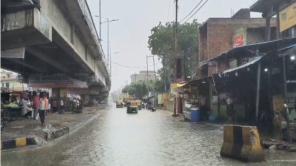 Kanpur Ghatampur experiences heavy rain for three days waterlogging on the service road causes difficulties
