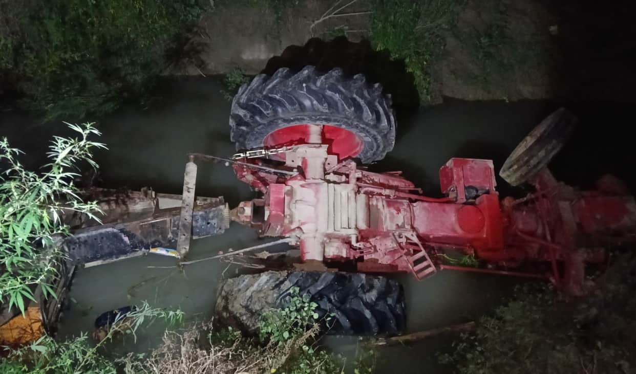 Unnao  Tractor-trolley overturns into canal laborer drowns to death driver and companion injured