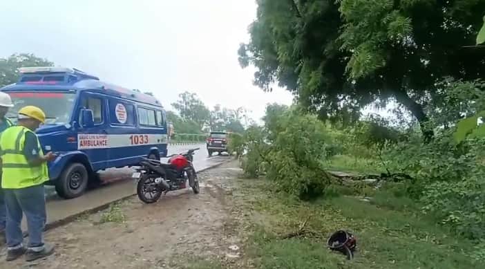 घटनास्थल पर जांच करती टीम