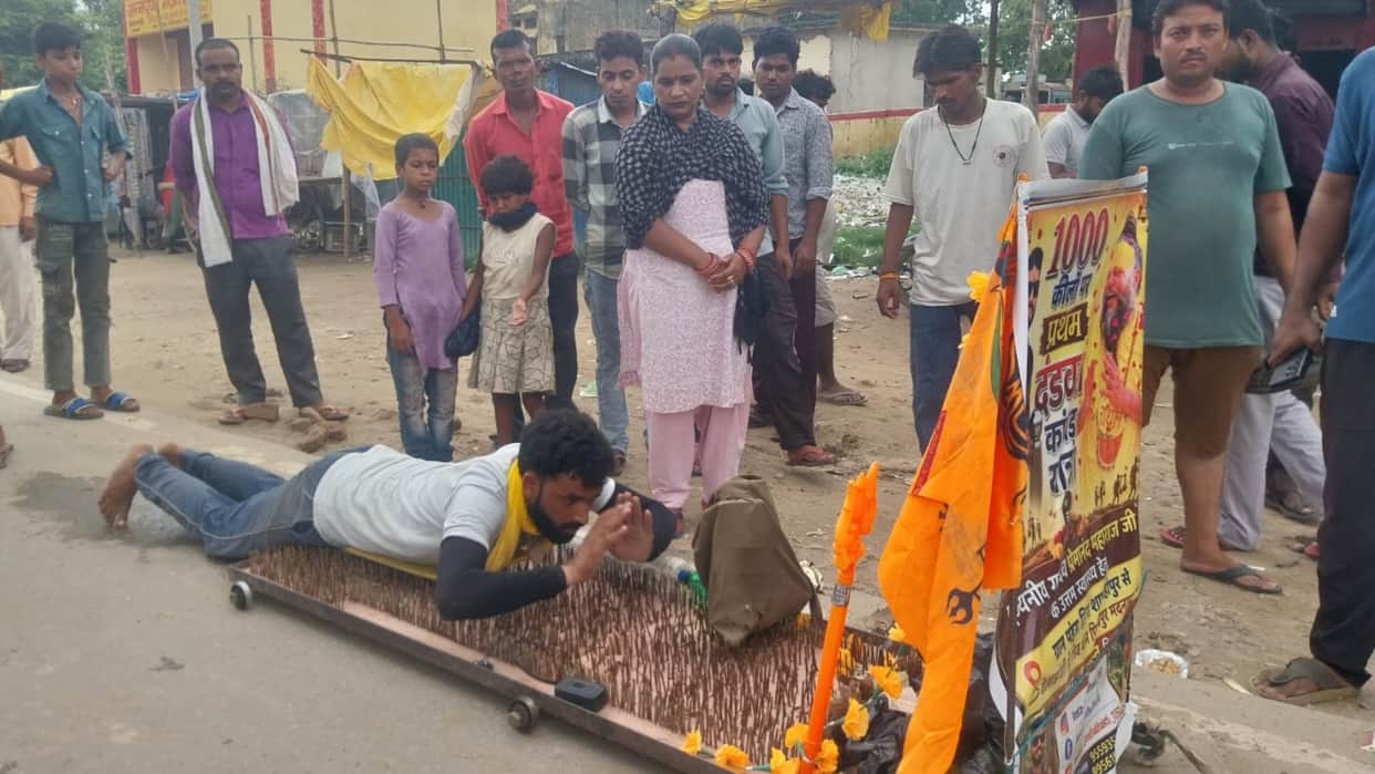 Dandavat Kanwar Yatra performed on a thousand nails for Premanand Maharaj in Shahjahanpur