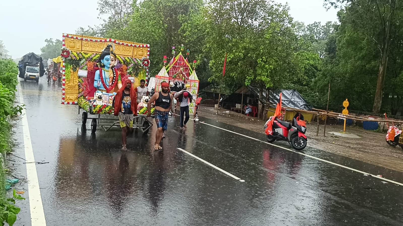 Meerut Kanwar Yatra: Devotees Continue Their Journey Despite Rain, Highway Echoes with ‘Bam Bhole’ Chants