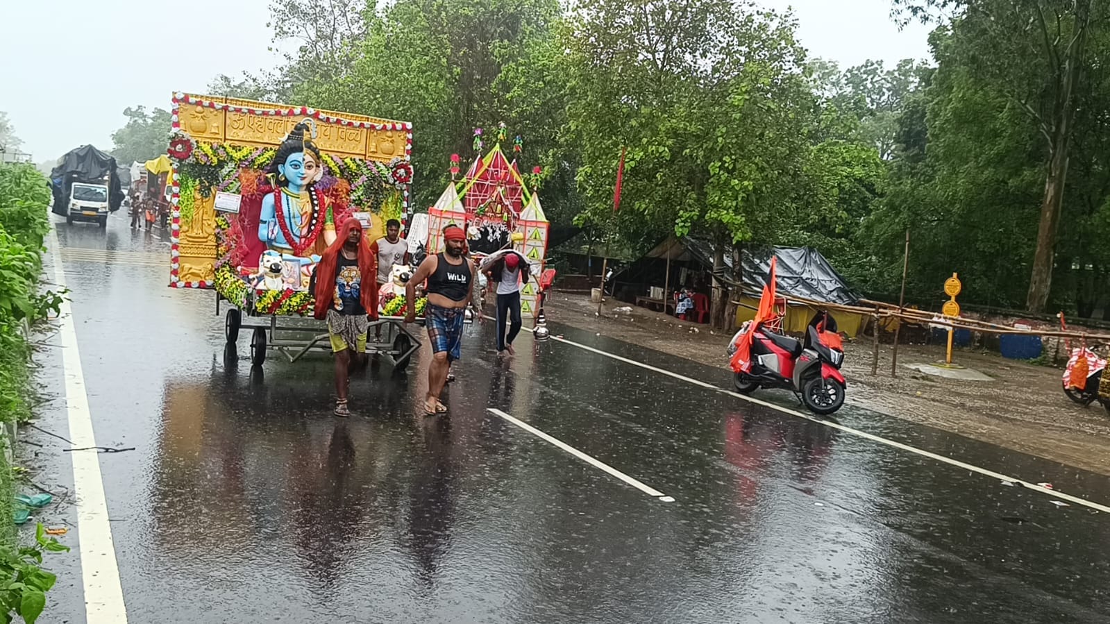 Meerut Kanwar Yatra: Devotees Continue Their Journey Despite Rain, Highway Echoes with ‘Bam Bhole’ Chants