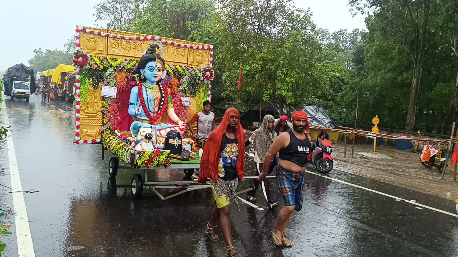 Meerut Kanwar Yatra: Devotees Continue Their Journey Despite Rain, Highway Echoes with ‘Bam Bhole’ Chants