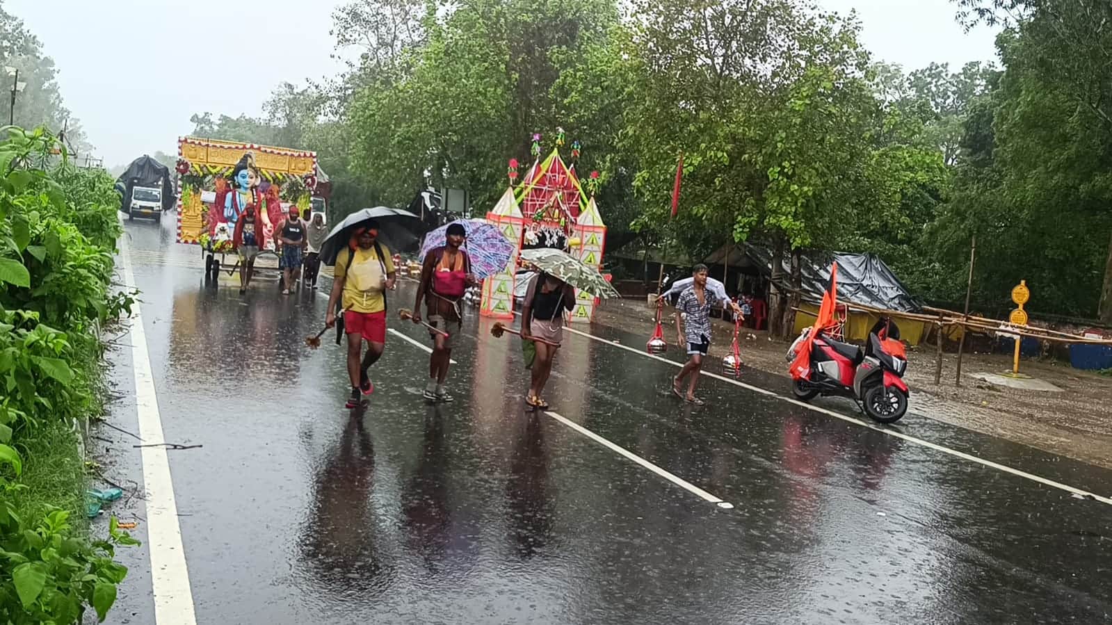 Meerut Kanwar Yatra: Devotees Continue Their Journey Despite Rain, Highway Echoes with ‘Bam Bhole’ Chants