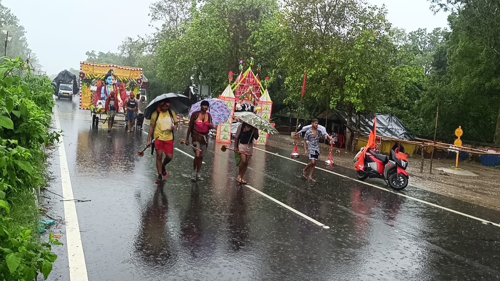 Meerut Kanwar Yatra: Devotees Continue Their Journey Despite Rain, Highway Echoes with ‘Bam Bhole’ Chants
