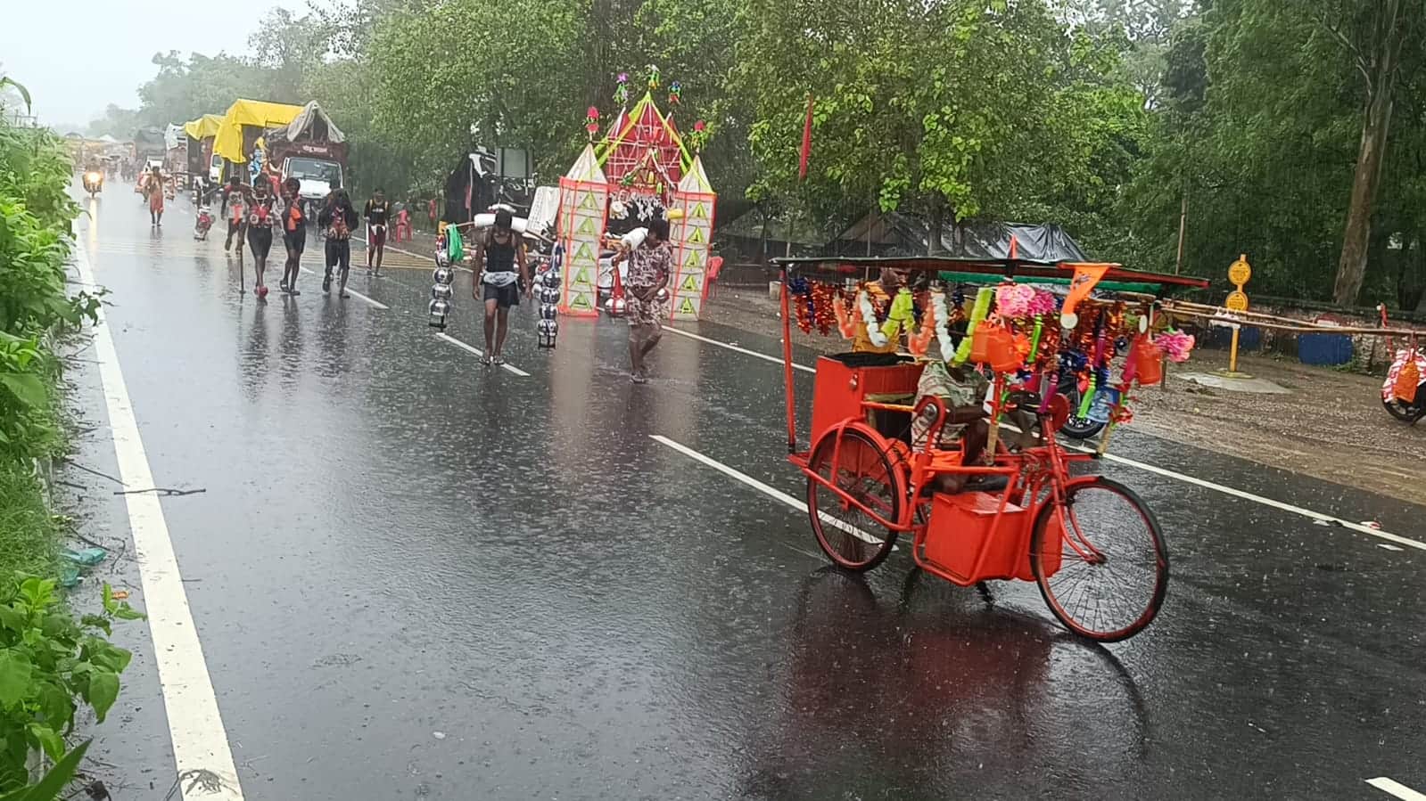 Meerut Kanwar Yatra: Devotees Continue Their Journey Despite Rain, Highway Echoes with ‘Bam Bhole’ Chants