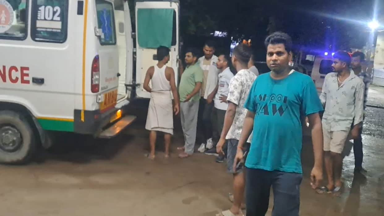 UP: Major tragedy in Pratapgarh; six people killed after a house collapses in Mahuli; relief and rescue operat